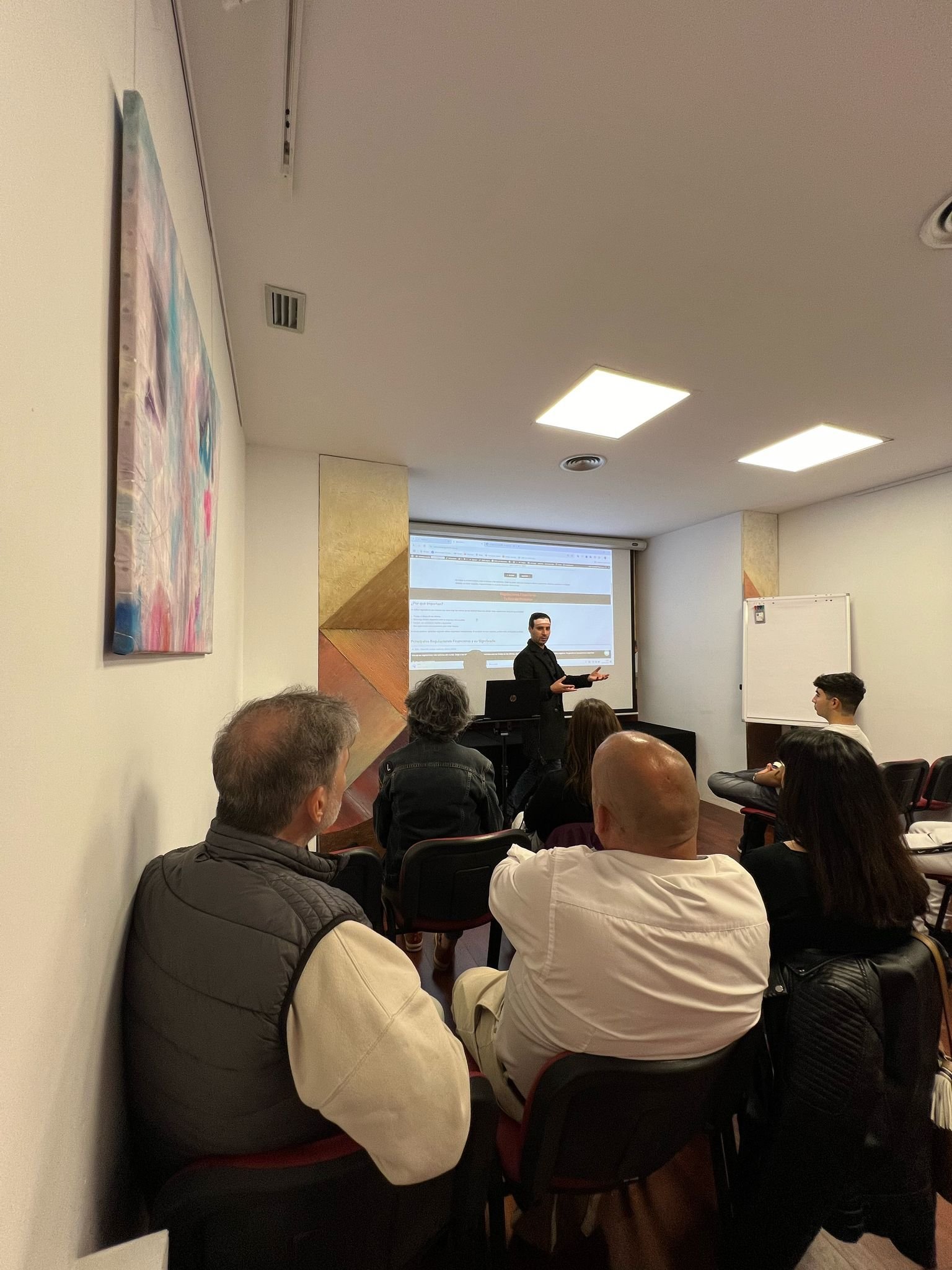 Brayan Romero dando clase presencial sobre trading